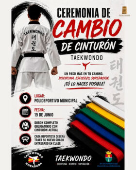 Ceremonia de cambio de cinturón en taekwondo con un deportista