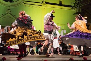Grupo de Coros y Danzas Mar Menor en actuación folklórica