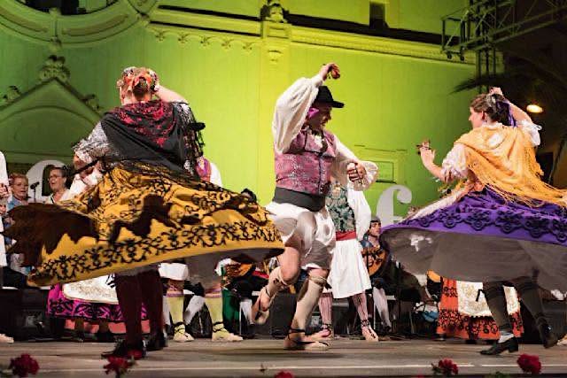 Grupo de Coros y Danzas Mar Menor en actuación folklórica