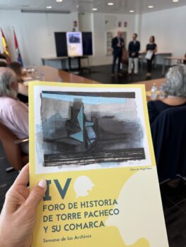 Participante sostiene el programa del IV Foro de Historia de Torre Pacheco