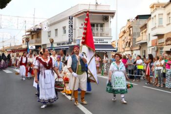 Desfile tradicional en San Pedro del Pinatar con trajes regionales y bandera