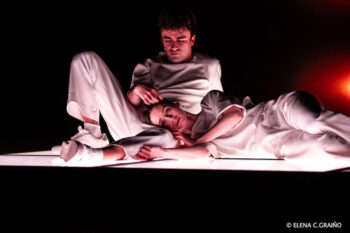 Escena de la obra 'El efecto' en el Teatro de Invierno de San Javier