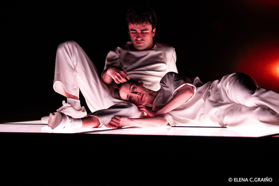 Escena de la obra 'El efecto' en el Teatro de Invierno de San Javier