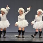 Niñas bailando en la gala de fin de curso de la escuela de danza