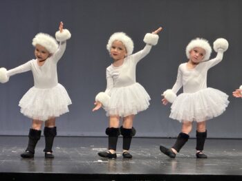 Niñas bailando en la gala de fin de curso de la escuela de danza