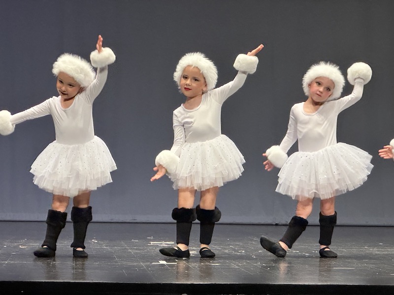 Niñas bailando en la gala de fin de curso de la escuela de danza