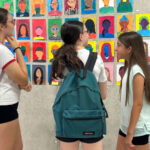 Estudiantes observando obras en la exposición Espacios del Arte
