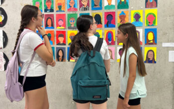 Estudiantes observando obras en la exposición Espacios del Arte