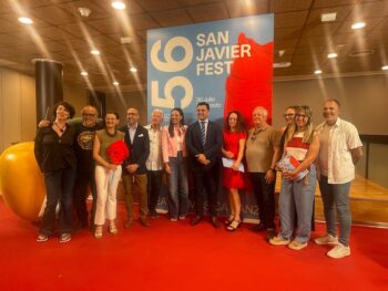 Grupo de personas en la presentación del 56 Festival de Teatro de San Javier