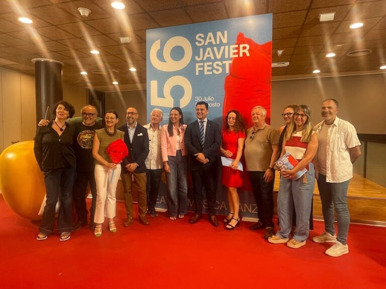 Grupo de personas en la presentación del 56 Festival de Teatro de San Javier