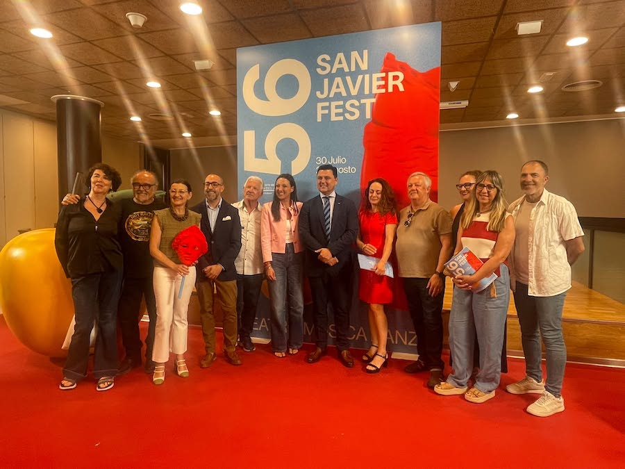 Grupo de personas en la presentación del 56 Festival de Teatro de San Javier