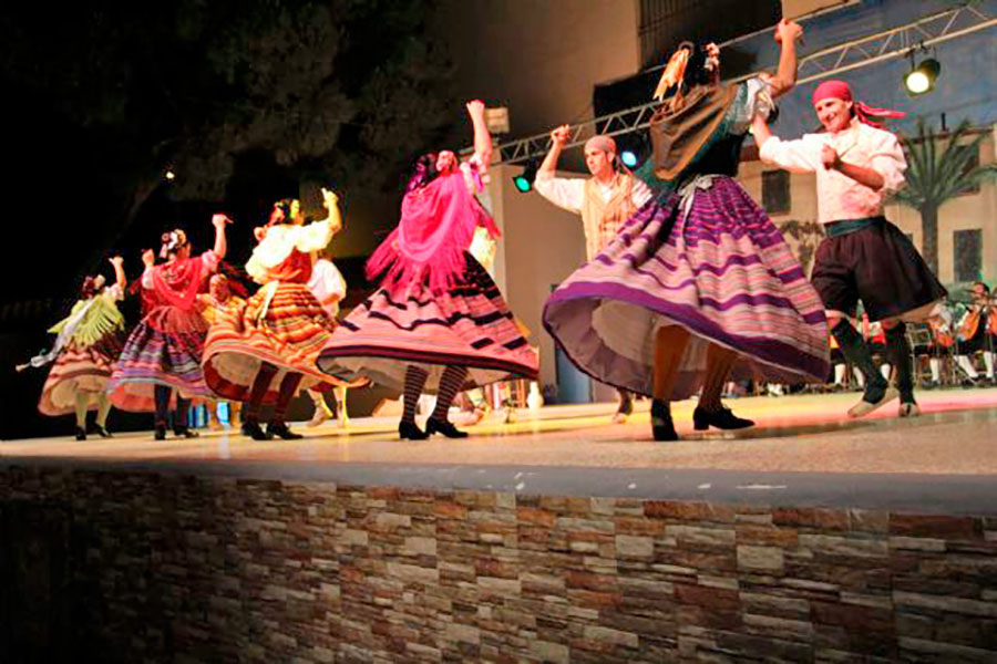 Grupo de bailarines en un festival de folclore en San Pedro del Pinatar
