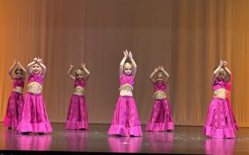 Niñas bailando en la gala de fin de curso de danza