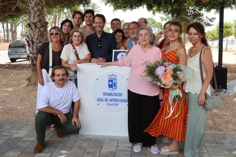 Grupo de personas en la inauguración de la avenida Dr. Artero Guirao en San Pedro del Pinatar.