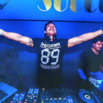 Javi Pérez DJ animando el Bossland Festival con energía y música electrónica.