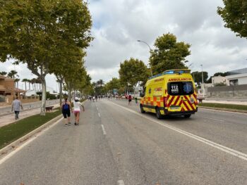 Participantes caminando en la marcha solidaria contra el cáncer en San Javier.