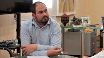 Mario Cervera discutiendo sobre la gestión del litoral en una reunión