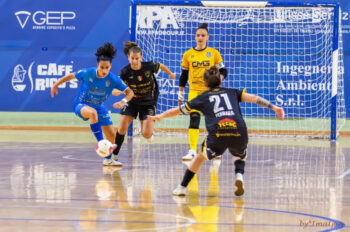 Marta Peñalver en acción durante un partido de fútbol sala