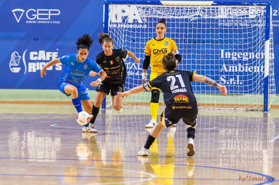 Marta Peñalver en acción durante un partido de fútbol sala