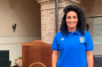 Marta Peñalver sonriente con camiseta del CMB Futsal Team