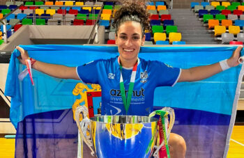 Marta Peñalver celebrando con la copa y la bandera de Murcia