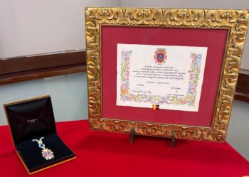 Medalla de oro y certificado enmarcado para la Princesa Leonor