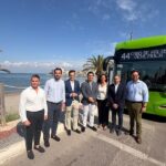 Grupo de personas junto a un autobús eléctrico en La Manga del Mar Menor