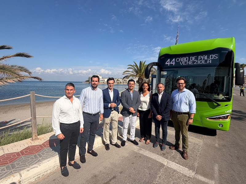 Grupo de personas junto a un autobús eléctrico en La Manga del Mar Menor