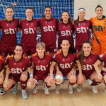 Equipo de fútbol sala STV Roldán posando en el pabellón