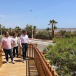 Grupo de personas caminando por un mirador en Las Salinas de San Pedro