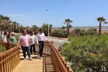 Grupo de personas caminando por un mirador en Las Salinas de San Pedro