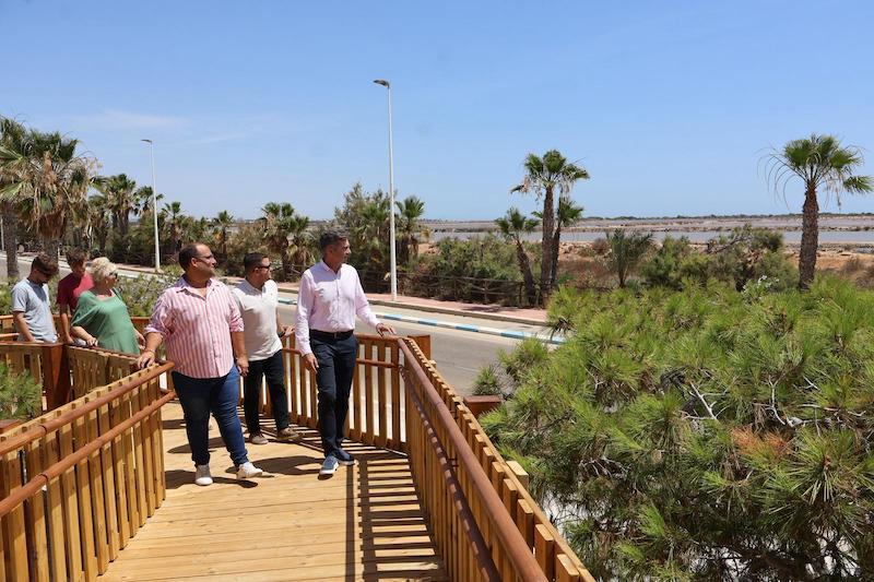 Grupo de personas caminando por un mirador en Las Salinas de San Pedro