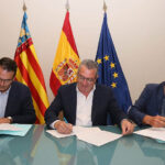 Representantes firmando acuerdo para digitalizar Pilar de la Horadada