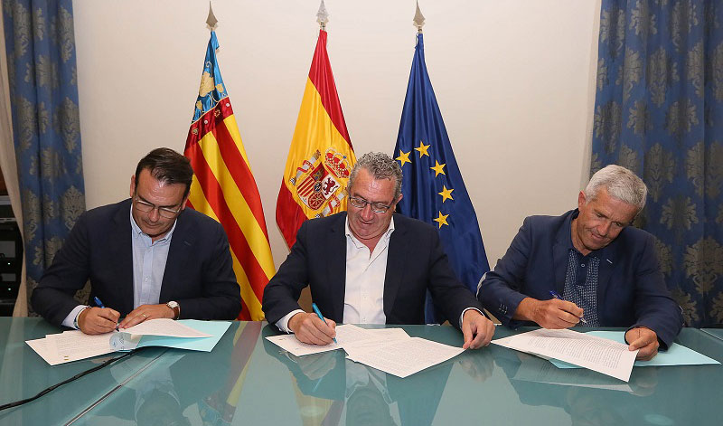 Representantes firmando acuerdo para digitalizar Pilar de la Horadada