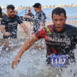 Corredor superando un obstáculo en la carrera Pinatarius Obstaculum Cursus