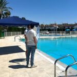 Vista de la piscina Ola Azul en Los Alcázares con personas y sombrillas