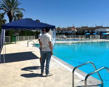 Vista de la piscina Ola Azul en Los Alcázares con personas y sombrillas