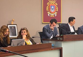 Reunión del Pleno de San Javier con retrato del Rey ausente