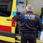 Policía asistiendo a una ambulancia en San Pedro del Pinatar