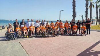 Grupo de jóvenes deportistas en la presentación del campus de baloncesto adaptado