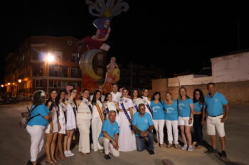 Grupo de personas posando frente a la hoguera 'La Dama del Eclipse'