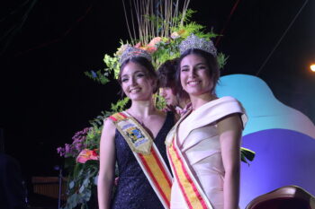 Dos reinas con coronas durante las fiestas de San Pedro del Pinatar