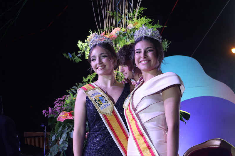 Dos reinas con coronas durante las fiestas de San Pedro del Pinatar