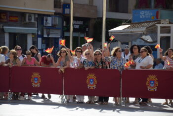 Grupo de personas celebrando en San Javier con banderas españolas