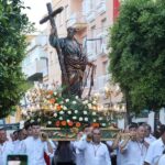 Procesión de San Pedro Apóstol con vecinos y autoridades en las calles