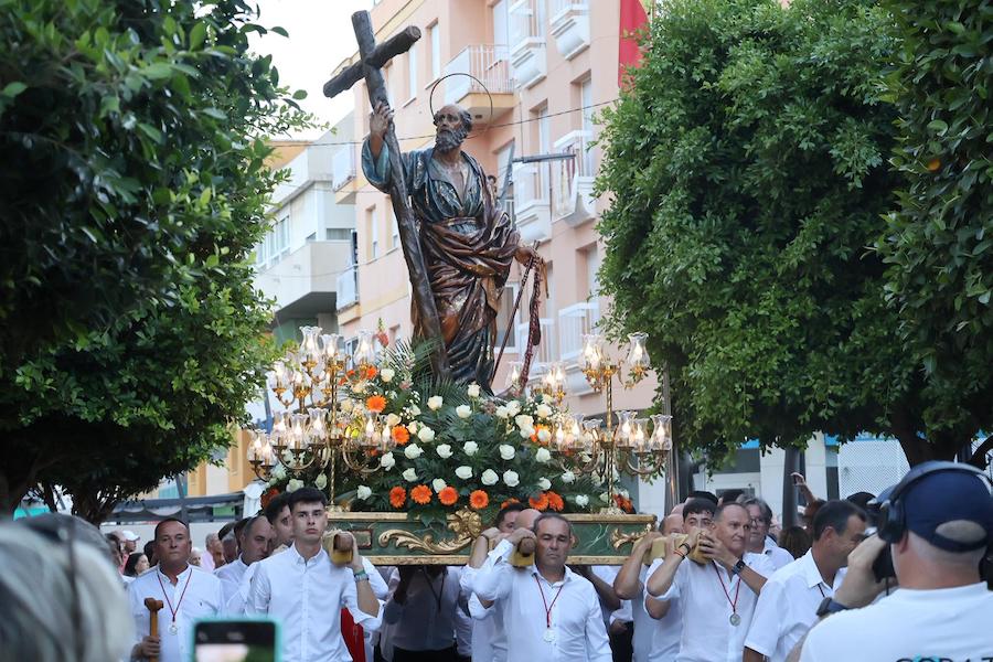 Procesión de San Pedro Apóstol con vecinos y autoridades en las calles