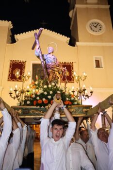 Grupo de personas portando la imagen de San Pedro Apóstol durante la procesión