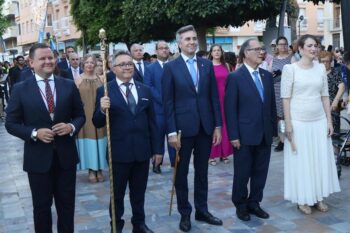 Celebración del Día Grande en San Pedro del Pinatar con autoridades y vecinos.
