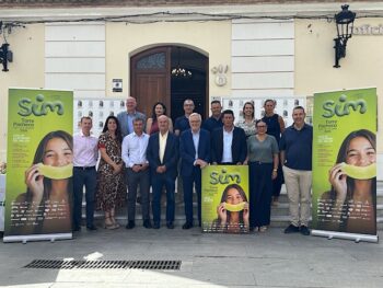 Grupo de personas en la presentación de la Semana Internacional del Melón en Torre Pacheco