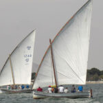Dos barcos de vela latina navegando en el Mar Menor